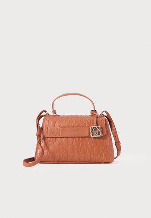 Oranžová kožená kabelka s embosovaným logom, horným uchom, nastaviteľným ramenným popruhom a kovovými detailami v striebornej farbe.