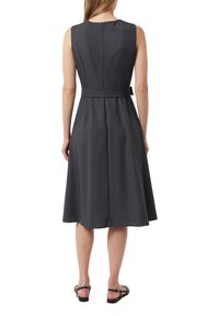 Szara sukienka bez rękawów z dopasowaną górą, paskiem w talii i rozkloszowanym dołem, z gładką fakturą i zapięciem na zamek z tyłu.
