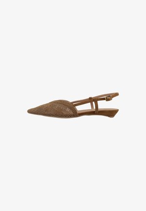 Scarpa piatta marrone con punta a punta, cinturino slingback, motivo floreale intrecciato e tacco basso, con fibbia dorata.