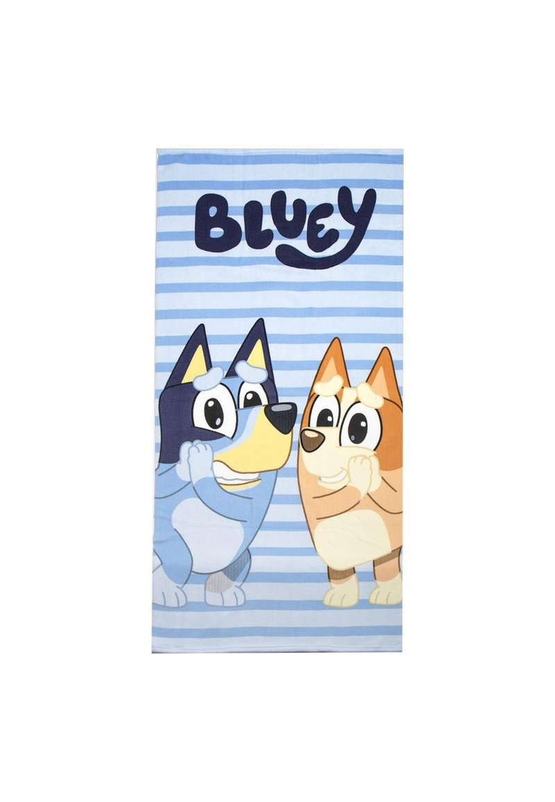 Toalla de tela azul con dos perros de dibujos animados en una pose juguetona. El fondo tiene rayas horizontales de color azul claro y blanco. Texto "BLUEY" en la parte superior.