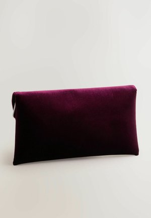 Fluwelen clutch tas in diep bordeauxrood, rechthoekige vorm met een gladde textuur, voorzien van een minimalistisch ontwerp en geen zichtbare hardware.