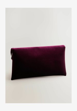 Samte Clutch in tiefem Burgunderrot, rechteckige Form mit glatter Textur, minimalistisches Design ohne sichtbare Hardware.