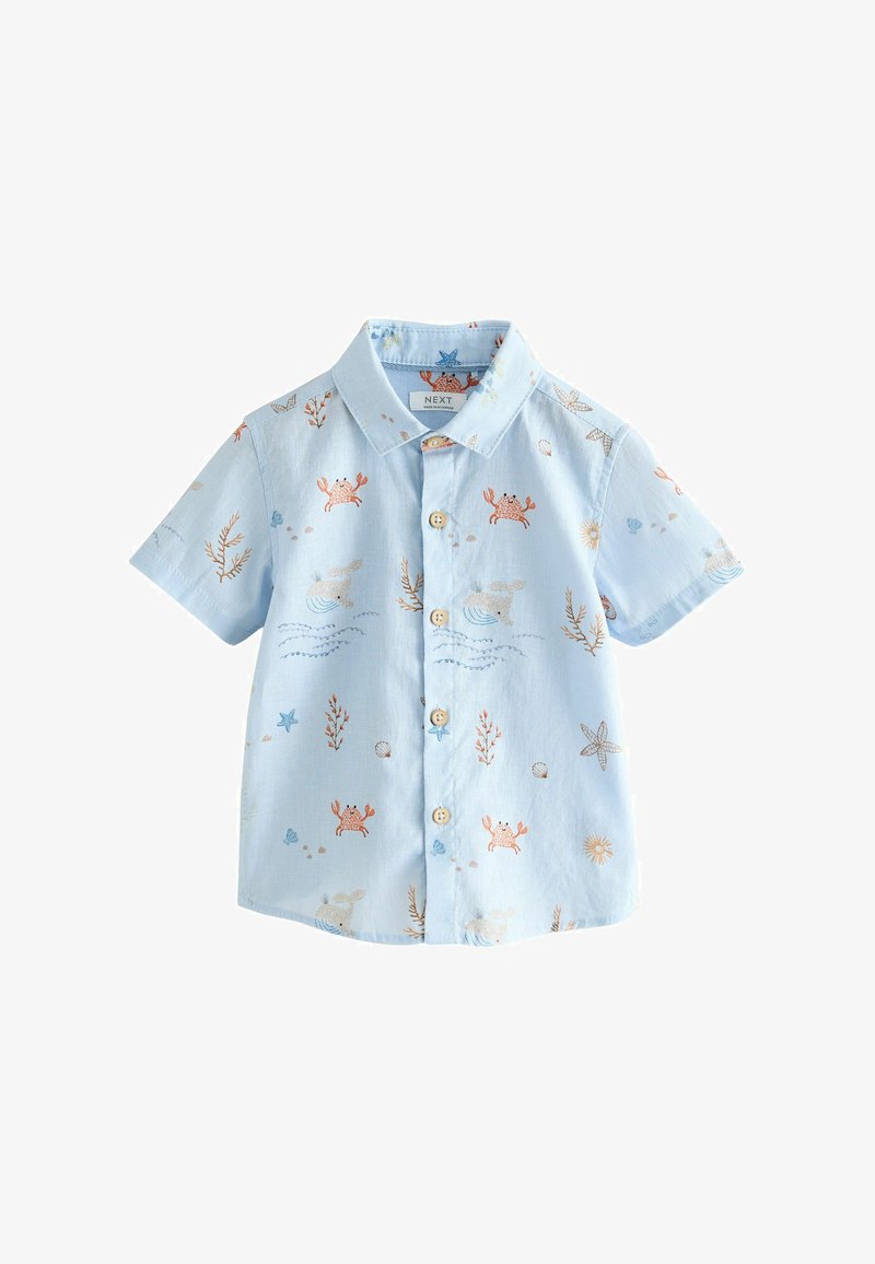 Chemise à manches courtes bleu clair avec col, ornée de motifs ludiques de crabes orange, de baleines blanches, d'algues et d'étoiles de mer.