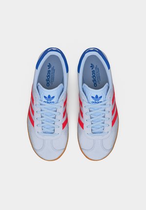 adidas Gazelle Crystal Sky Lucid Red Blue Bird (GS) — foto 5