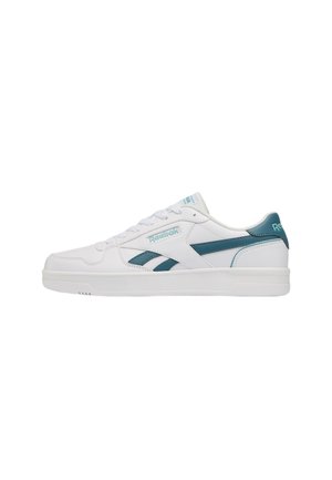 Baskets basses blanches Reebok avec des accents turquoise, fermeture à lacets à l'avant, et logo sur le côté, la languette et le talon.