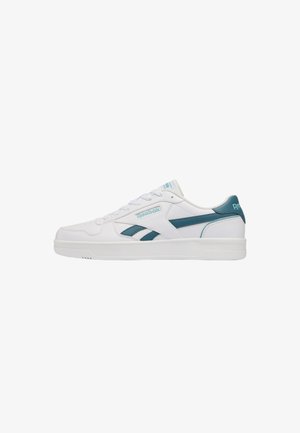 Zapatilla blanca Reebok de caña baja con detalles en color verde azulado, cordones en la parte delantera y logo en el lateral, la lengüeta y el talón.