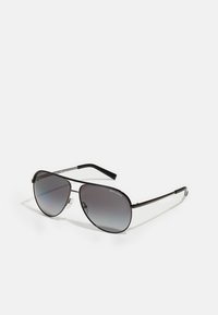Ochelari de soare aviator cu lentile în degrade închise, cadru subțire din metal și brate din plastic negru. Include tampoane pentru nas pentru confort.