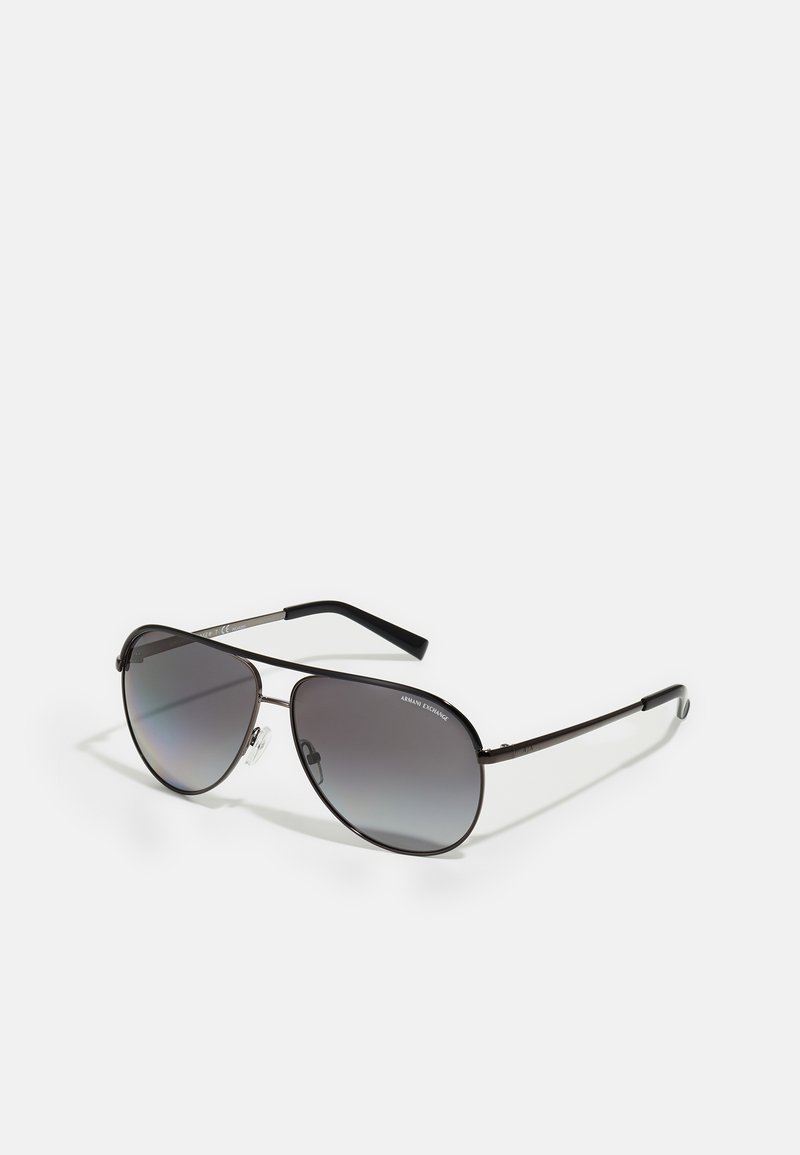 Ochelari de soare aviator cu lentile în degrade închise, cadru subțire din metal și brate din plastic negru. Include tampoane pentru nas pentru confort.