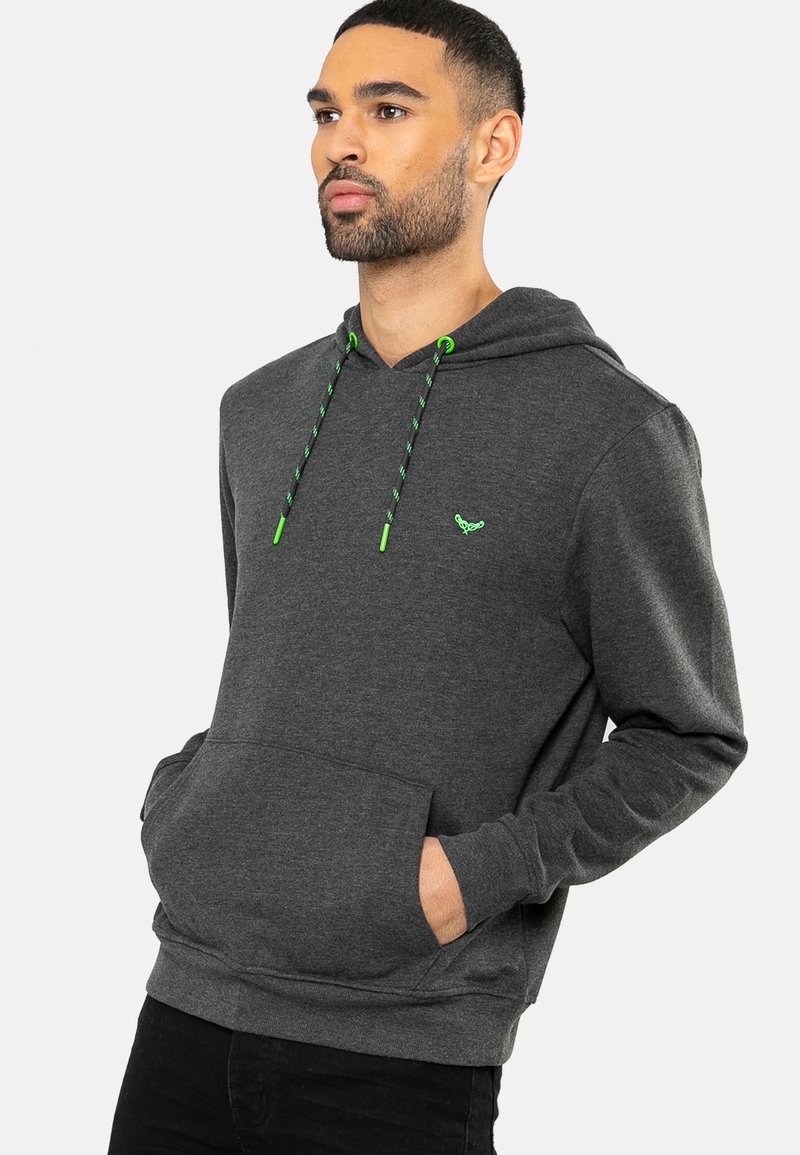 Sudadera gris con un bolsillo frontal, que presenta cordones verdes y un pequeño logo en el pecho. Tejido suave con un corte relajado.