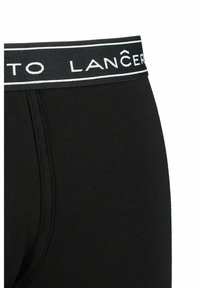 Czarne bokserki wykonane z gładkiego materiału. Posiadają jednolity czarny pas z białym napisem i paskami.