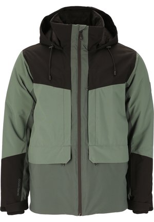 Giacca impermeabile verde e nera con cappuccio, chiusura con zip, due tasche frontali e blocchi di colore a contrasto sulle spalle e sulle maniche.