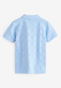 Vaaleansininen lyhythihainen poolopaita, jossa on teksturoitu, kudottu kuvio. Paidassa on resorikaulus ja -helma. Takakuvassa kuvio näkyy selvästi.