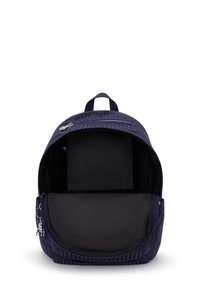 Granatowy plecak z tkaniny o teksturowanym wzorze, z podwójnym zamknięciem na zamek oraz dużą główną komorą. Wnętrze posiada czarne podszycie i kieszeń.