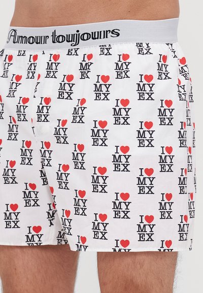 Beli boxer šort EVET z belim barvnim dizajnom, ki ponavlja napis "I ♥ MY EX" v črni in rdeči barvi, s sivo blagovno znamko na pasu. Narejeni so iz lahkotnega blaga.