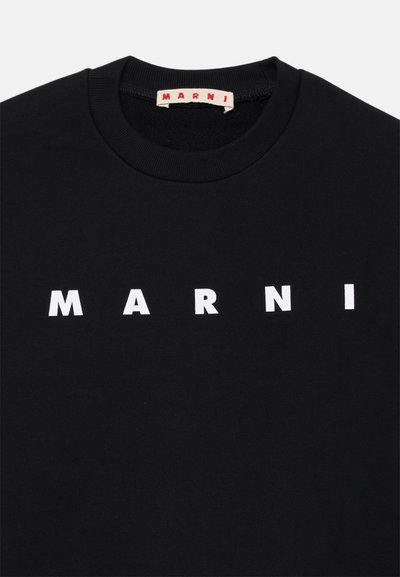 Svart genser med rund hals, med fet hvit "MARNI" skrift midt på. Myk, glatt tekstur.