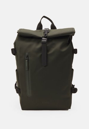 Zaino a roll-top in materiale impermeabile verde scuro. Presenta una tasca anteriore con zip e accessori neri con spallacci regolabili.