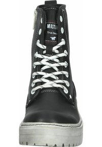 Bota alta negra de cuero con cordones blancos, cremallera lateral y suela blanca texturizada. Presenta una etiqueta de marca en la lengüeta.