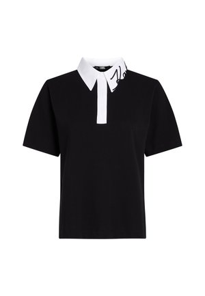 Sort polo-shirt med korte ærmer og hvid krave. Har sort broderet logo på kraven. Fremstillet af glat stof, afslappet pasform.