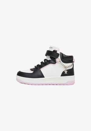 Wysokie sneakersy z syntetycznego materiału w kolorach czarnym, białym i różowym. Posiadają pasek na rzep, sznurowadła oraz przymocowany srebrny wisiorek w kształcie gwiazdy.
