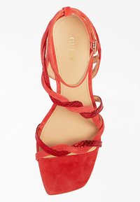 Rode suède hoge hakken sandalen met verweven bandjes en een vierkante neus. Textuuraccenten en een glad voetbed zijn zichtbaar.