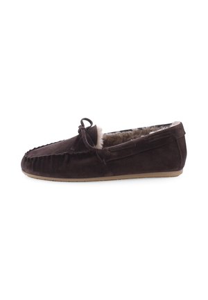 Donkerbruine heren mocassin pantoffel van suède met bontvoering en strikdetail bovenop, getoond van opzij op een witte achtergrond.