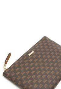 Pochette zippée marron avec un motif de logo répété, quincaillerie dorée et un accent en cuir marron sur le tirette de la fermeture.