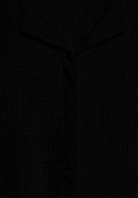 Camicia nera con texture, caratterizzata da un motivo tessuto, con colletto e chiusura frontale a bottoni. Tessuto liscio con finitura opaca.