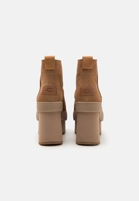 UGG NEW HEIGHTS PLATFORM MINI - Ankelboots med høye hæler - chestnut