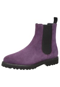 Bottine en velours violet avec des panneaux élastiques sur les côtés, bout rond et semelle en caoutchouc noir texturé avec un motif à crampons pour une bonne adhérence.