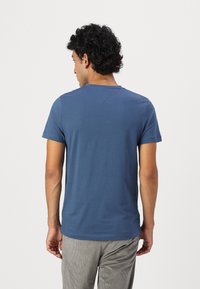 Tommy Hilfiger NEW YORK TEE - Triko s potiskem - aegean sea