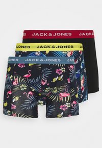 Dreierpack Herren-Boxershorts: eine einfarbige schwarze, eine mit einem Blumendesign mit Flamingos und eine mit einem bunten tropischen Muster. Jede hat gefärbte Markenbunds in kontrastierenden Farben: rot, gelb und blau.