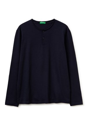 Camiseta Henley negra de manga larga con cuello redondo y tapeta con dos botones, colocada plana sobre un fondo blanco.