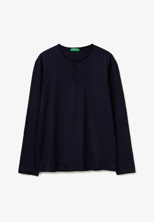 T-shirt Henley noir à manches longues avec un col rond et une patte à deux boutons, étalé à plat sur un fond blanc.