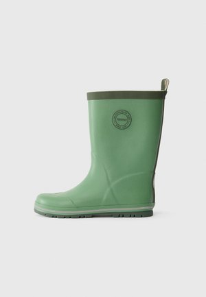 Stivale in gomma impermeabile verde con rifiniture verde scuro, con una comoda maniglia sul retro e il logo del marchio sul lato, mostrato in vista laterale.