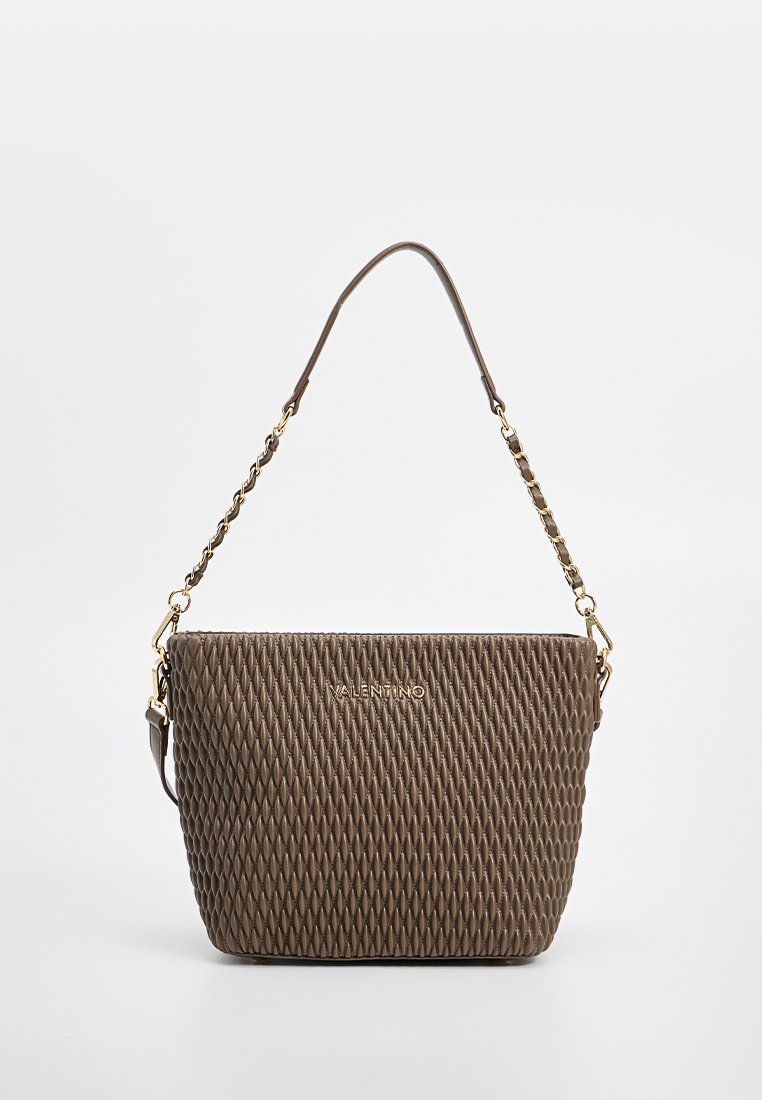 Sac à main marron à la texture, avec une forme structurée, doté d'une chaîne et d'une sangle en cuir, d'un logo en relief et d'une doublure intérieure lisse.