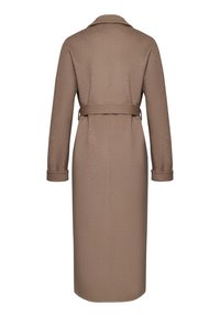 Cappotto lungo marrone con finitura testurizzata, colletto a rever e cintura. Presenta maniche lunghe con polsini arrotolati e un taglio dritto.