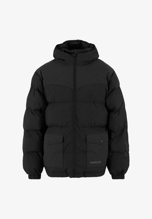 Jachetă pufă neagră cu glugă, dotată cu închidere cu fermoar, două buzunare frontale tip patch și manșete elastice pentru o fixare strânsă. Logo pe partea dreaptă jos.
