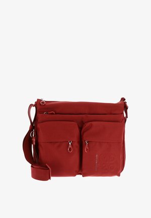 Sac à bandoulière en textile rouge avec deux pochettes avant, zips avec tirettes rouges, sangle ajustable et détail de logo en relief.