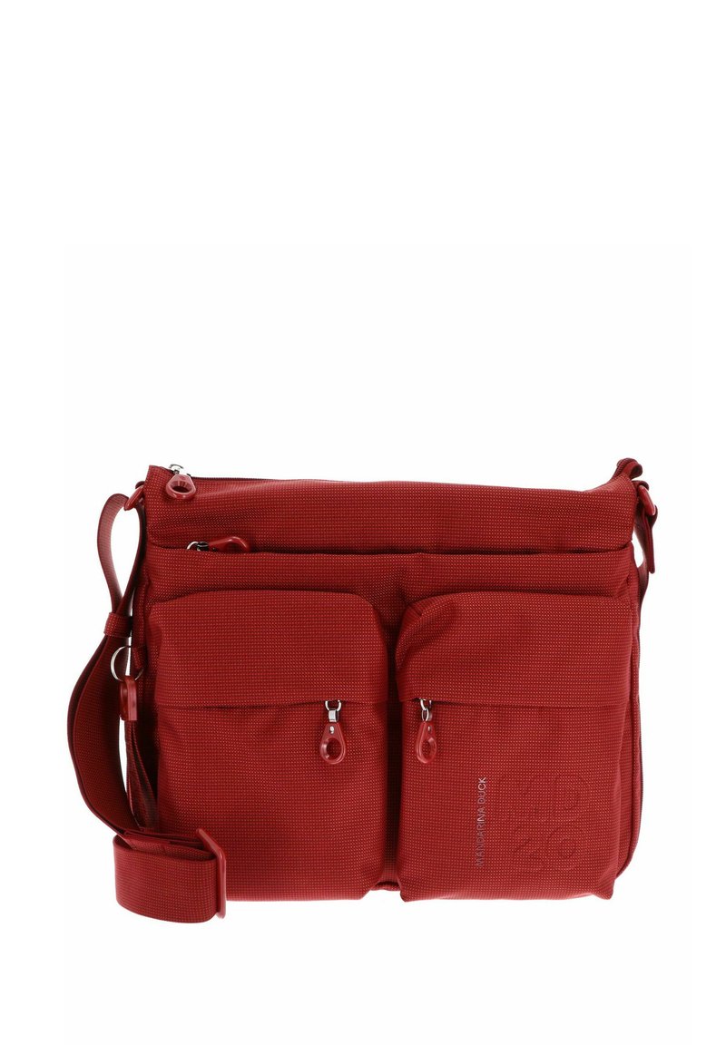 Sac à bandoulière en textile rouge avec deux pochettes avant, zips avec tirettes rouges, sangle ajustable et détail de logo en relief.