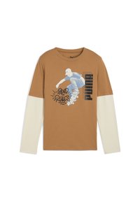 Braunes Langarmshirt mit einem Grafikdruck eines Skateboardfahrers, mit cremefarbenen Ärmeln und schwarzem "PUMA"-Text, aus weichem Baumwollstoff.