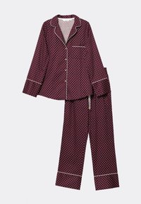 Set di pigiama color bordeaux realizzato in tessuto morbido, con pois bianchi, piping a contrasto e una camicia con bottoni dotata di tasca, insieme a pantaloni con coulisse.