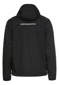 Veste noire isolée avec capuche, dotée d'une bande réfléchissante au niveau du dos supérieur et d'un tissu lisse avec texture. Design simple.