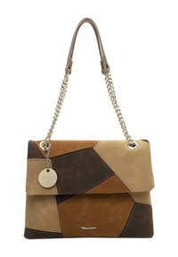 Suède handtas in tan, bruin en beige tinten; met een geometrisch patchworkontwerp, kettingaccentstrap en ronde charmdetail.
