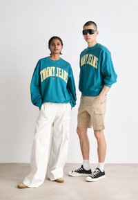 Tommy Jeans BOXY POP VARSITY CREW UNISEX - Sudadera - timeless teal