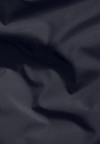 Tessuto navy scuro solido con una consistenza liscia, caratterizzato da leggere ondulazioni e pieghe, indicative di un materiale leggero.