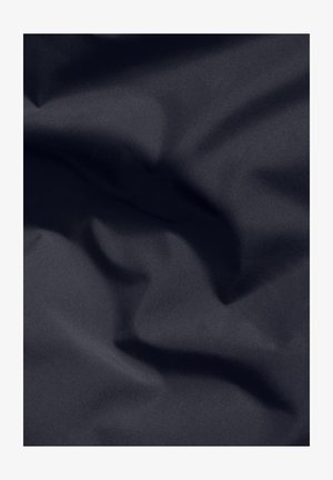 Tessuto navy scuro solido con una consistenza liscia, caratterizzato da leggere ondulazioni e pieghe, indicative di un materiale leggero.