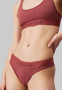 Calvin Klein Underwear THONG INTRINSIC - String - apple butter