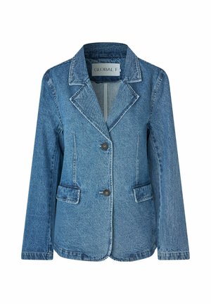 Modrý denimový blejzer s vystuženými klopami, dvoma čiernymi gombíkmi, prednými vreckami s klopami a dlhými rukávmi, zobrazený na bielom pozadí.