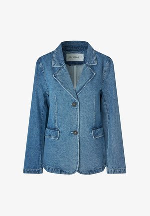 Modra jeans suknjič z zarezanimi ovratniki, dvema črnima gumboma, sprednjimi žepi s poklopcem in dolgimi rokavi, prikazan na belem ozadju.