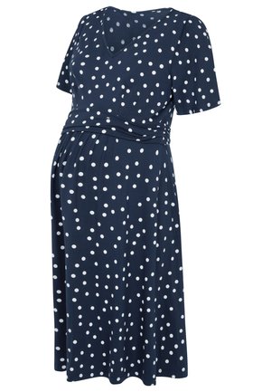 Vestido de maternidad azul marino con lunares blancos, mangas cortas, escote en V y detalle fruncido en la cintura para un ajuste cómodo.